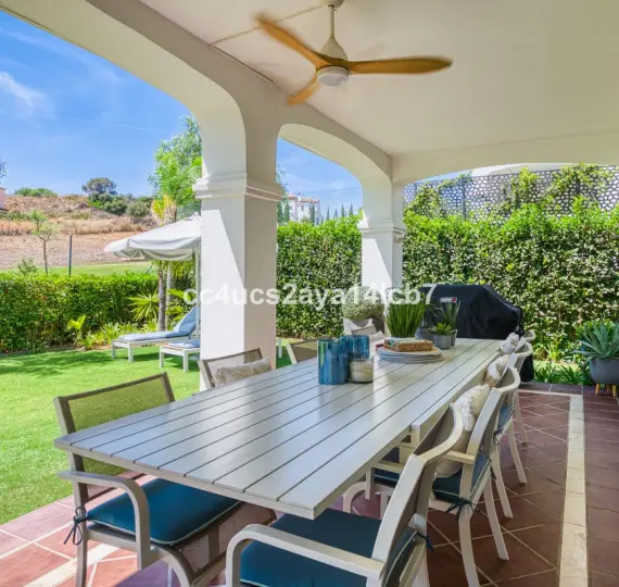 Sale of detached villa in Estepona