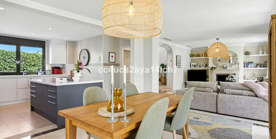 Sale of detached villa in Estepona 10