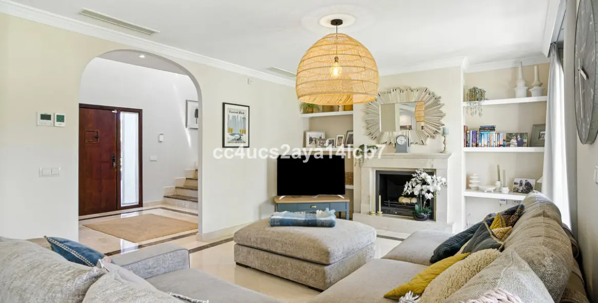 Sale of detached villa in Estepona 13