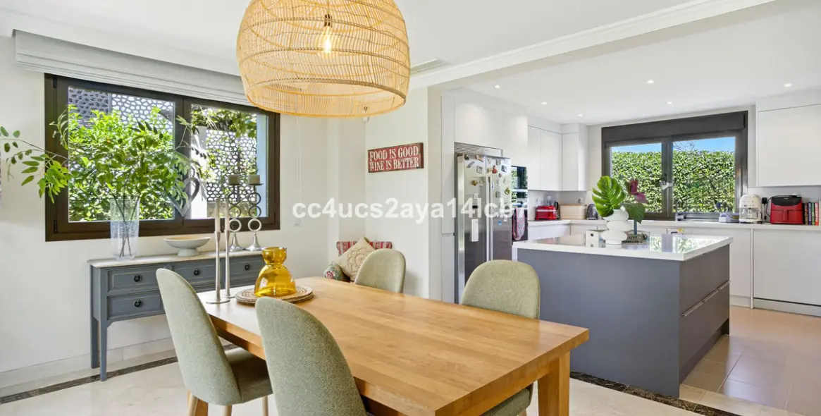 Sale of detached villa in Estepona 15