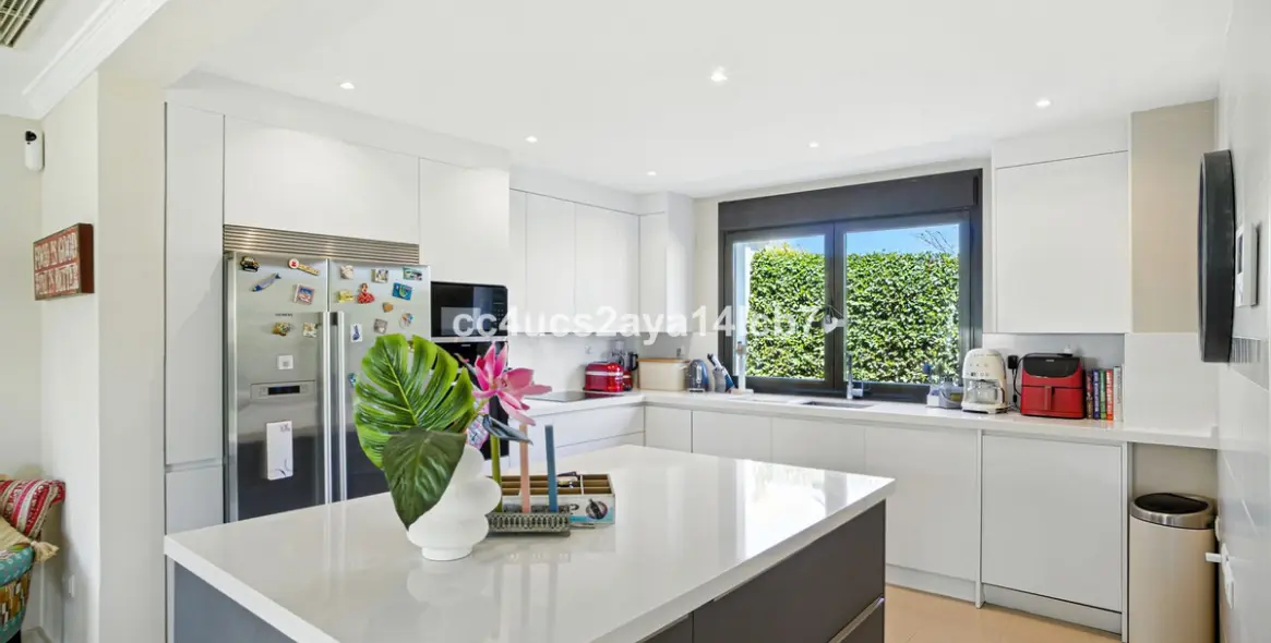 Sale of detached villa in Estepona 16