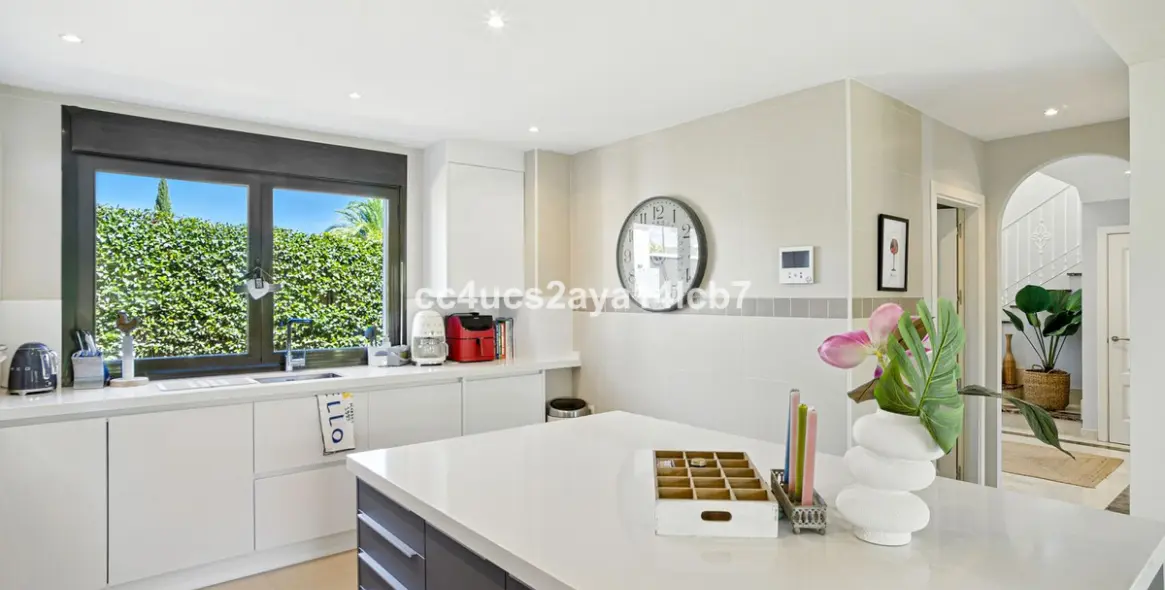 Sale of detached villa in Estepona 17