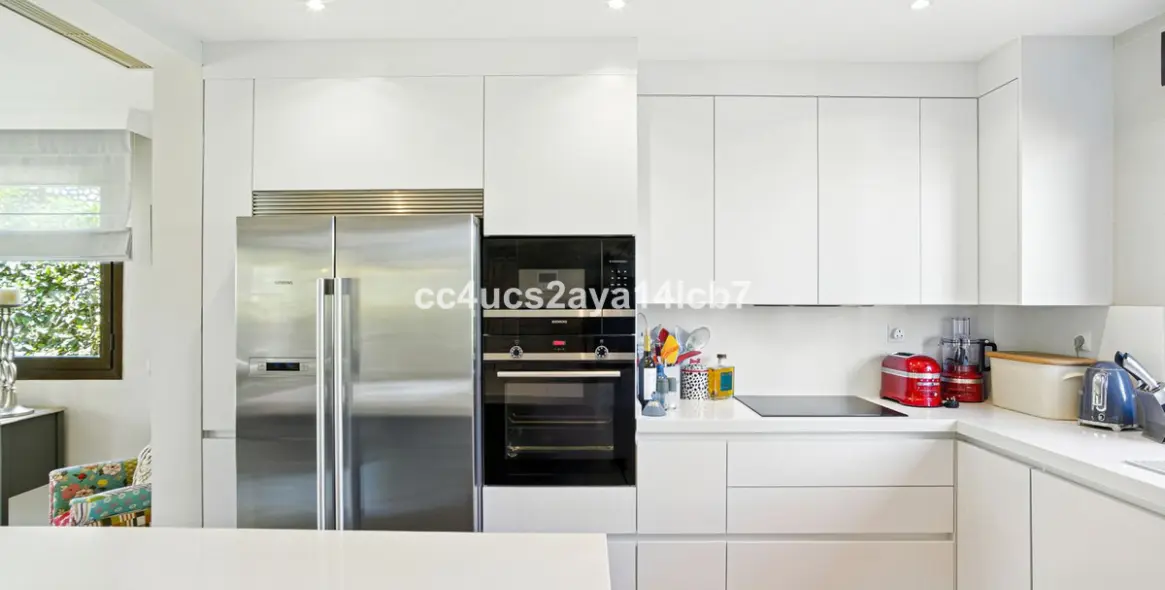 Sale of detached villa in Estepona 18