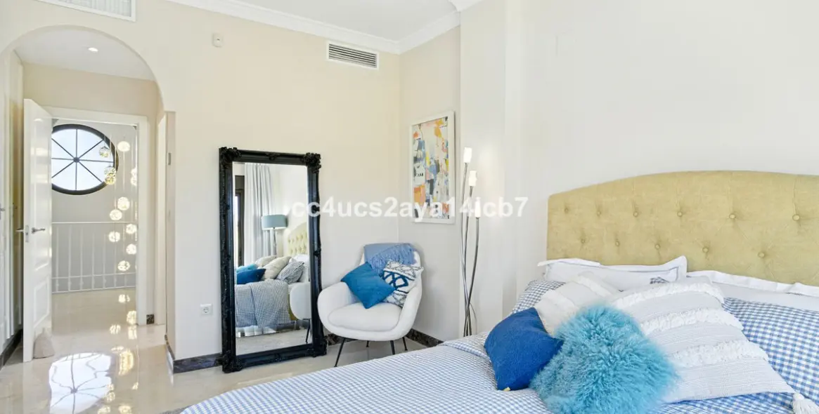 Продажа  отдельно стоящей виллы в Estepona 33