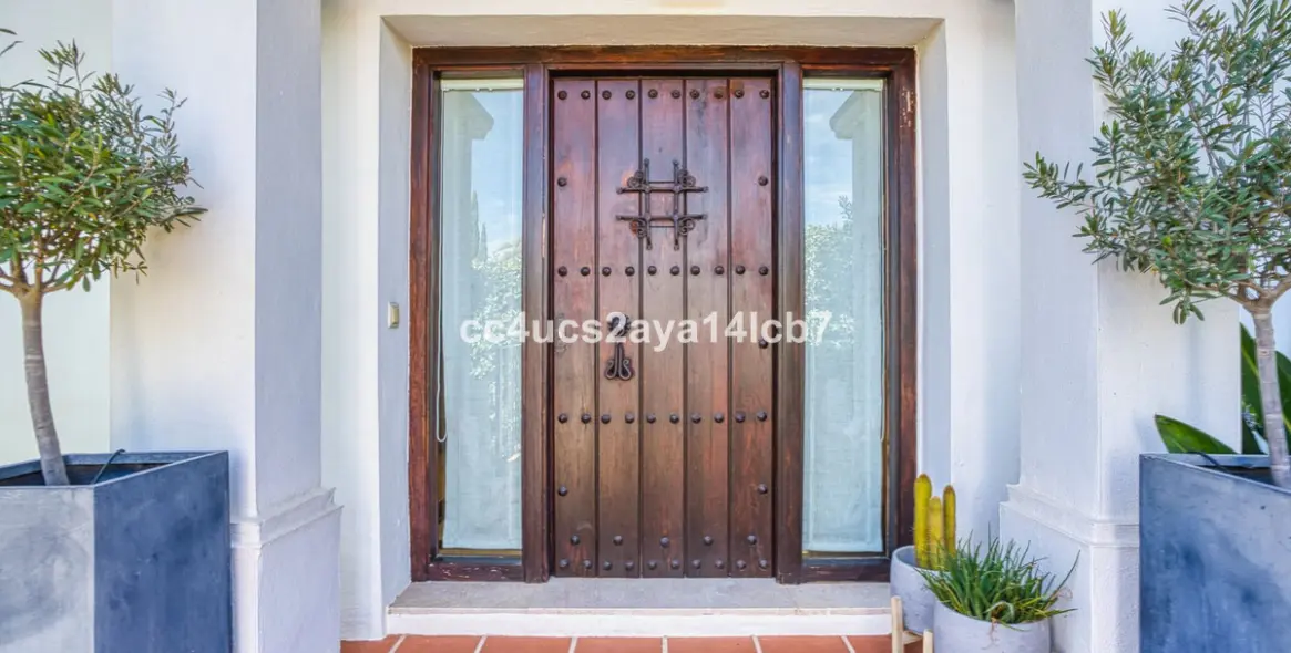 Продажа  отдельно стоящей виллы в Estepona 46