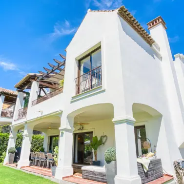 Sale of detached villa in Estepona