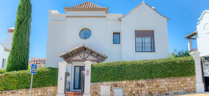Sale of detached villa in Estepona 4