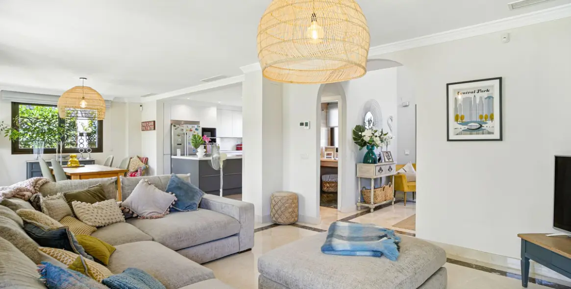 Sale of detached villa in Estepona 11