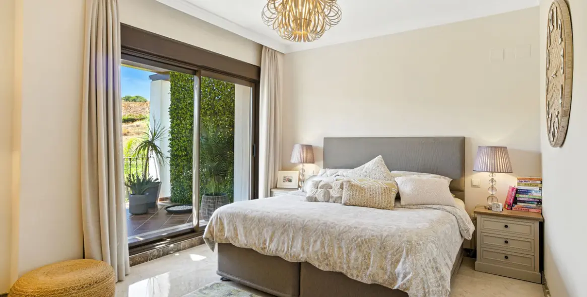 Sale of detached villa in Estepona 24
