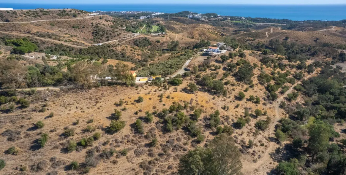 Sale of residential plot in Cerros del Aguila 2