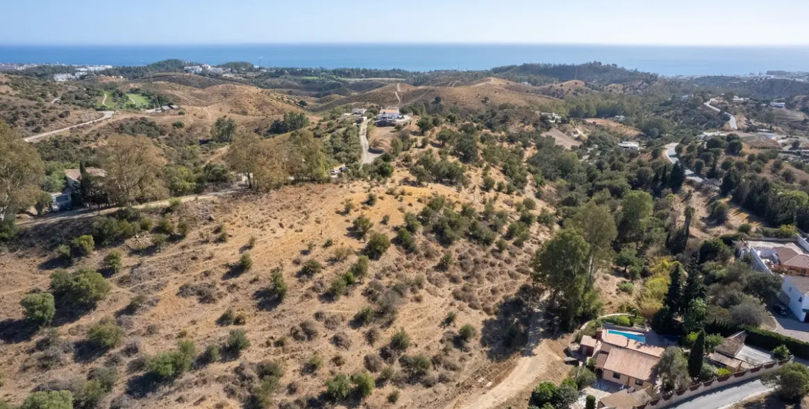 Sale of residential plot in Cerros del Aguila 4