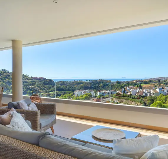 Sale of middle floor apartment in Benahavís