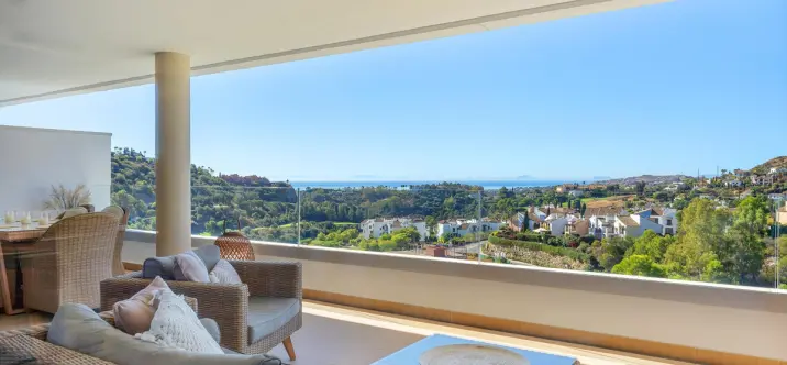 Sale of middle floor apartment in Benahavís 0