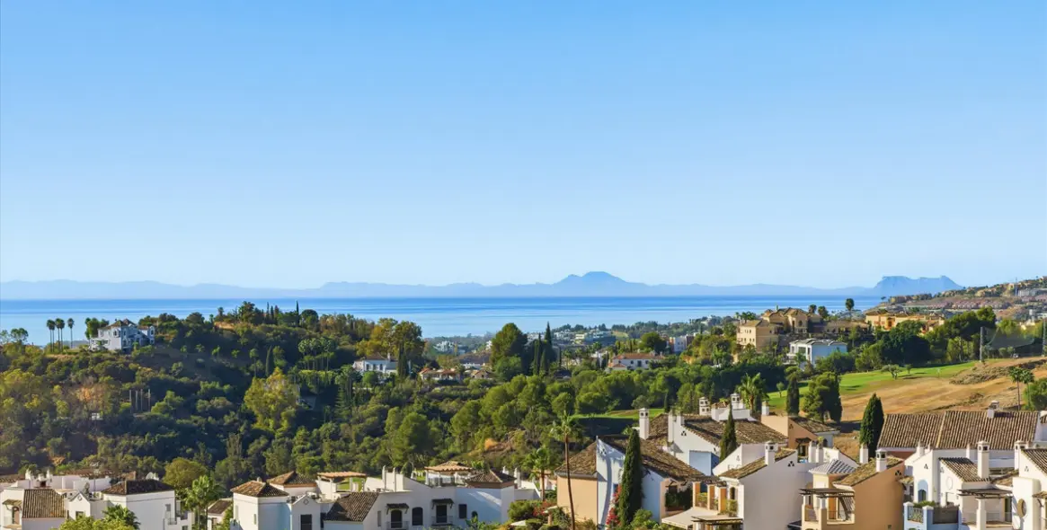 Sale of middle floor apartment in Benahavís 2