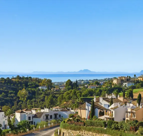 Sale of middle floor apartment in Benahavís