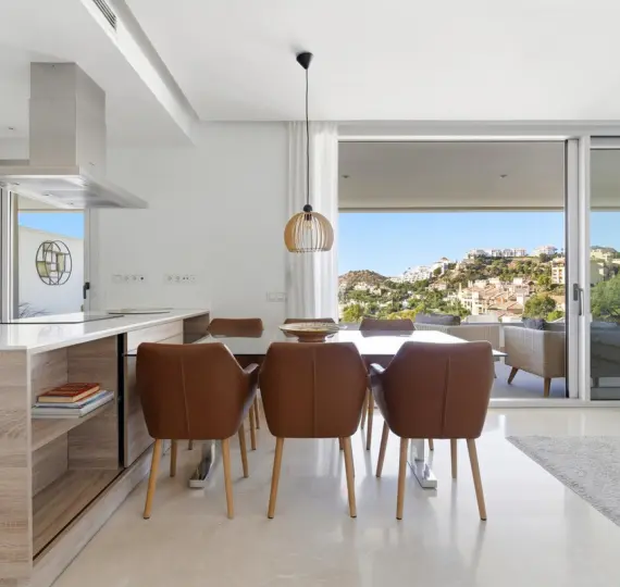 Sale of middle floor apartment in Benahavís