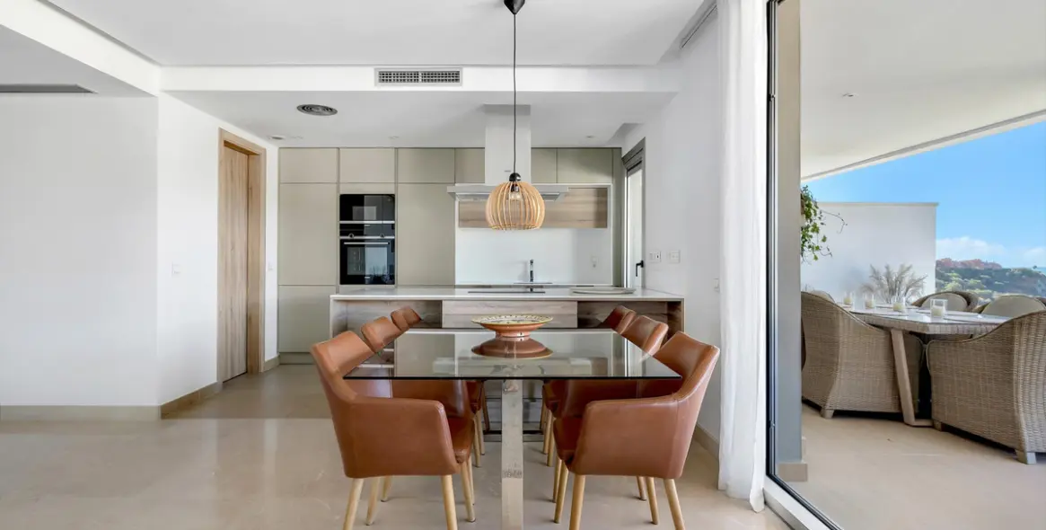 Sale of middle floor apartment in Benahavís 5