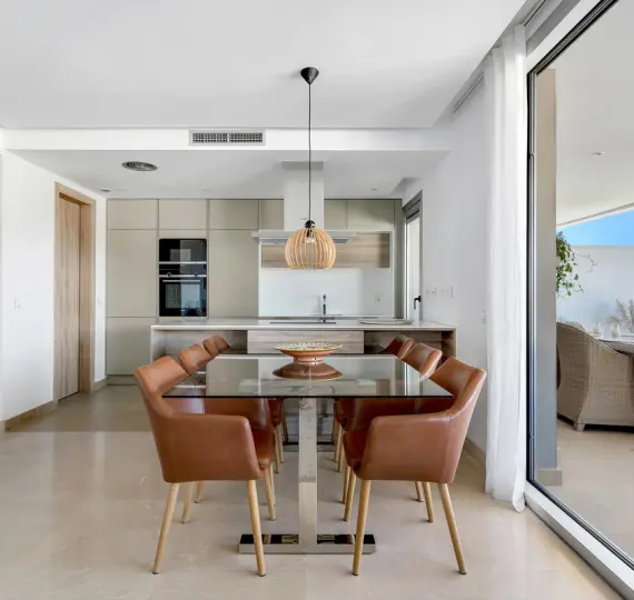 Sale of middle floor apartment in Benahavís