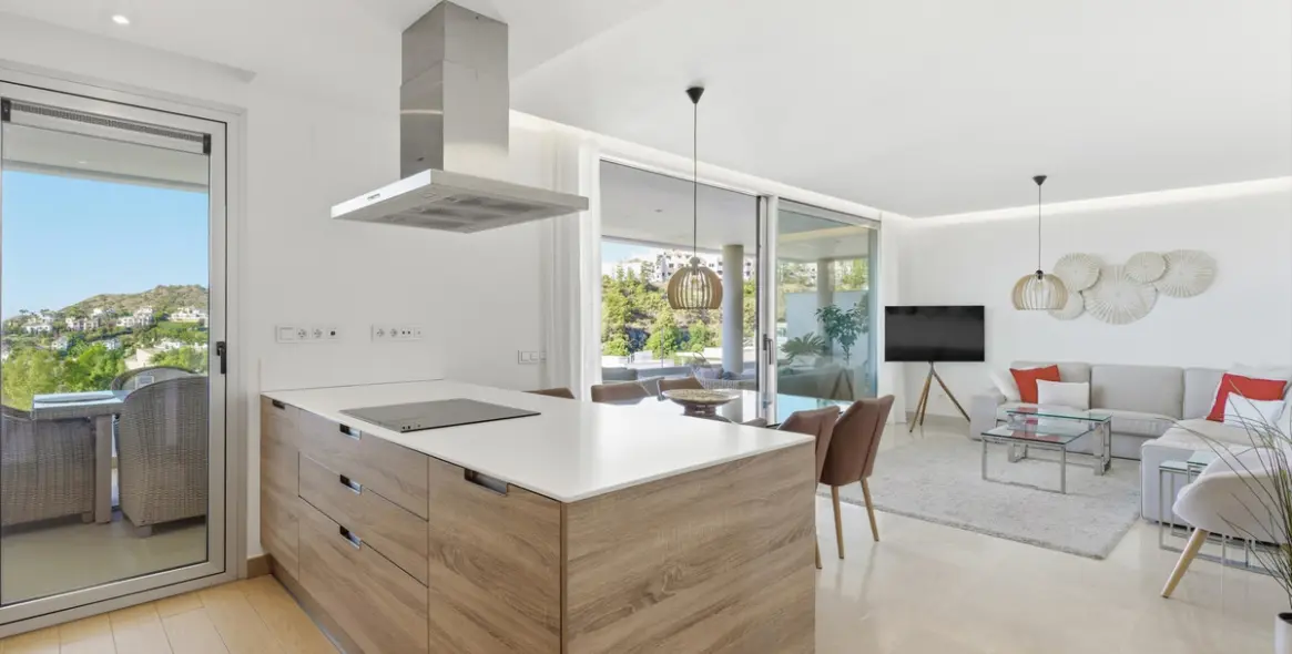 Sale of middle floor apartment in Benahavís 6