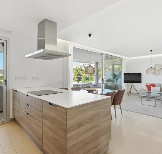 Sale of middle floor apartment in Benahavís