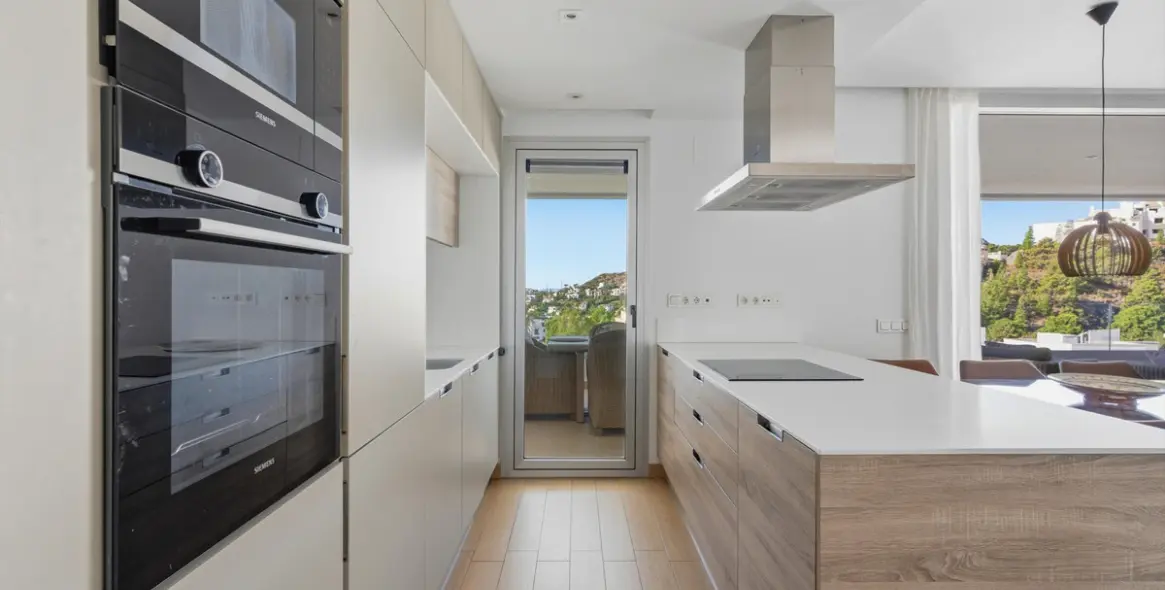 Sale of middle floor apartment in Benahavís 7