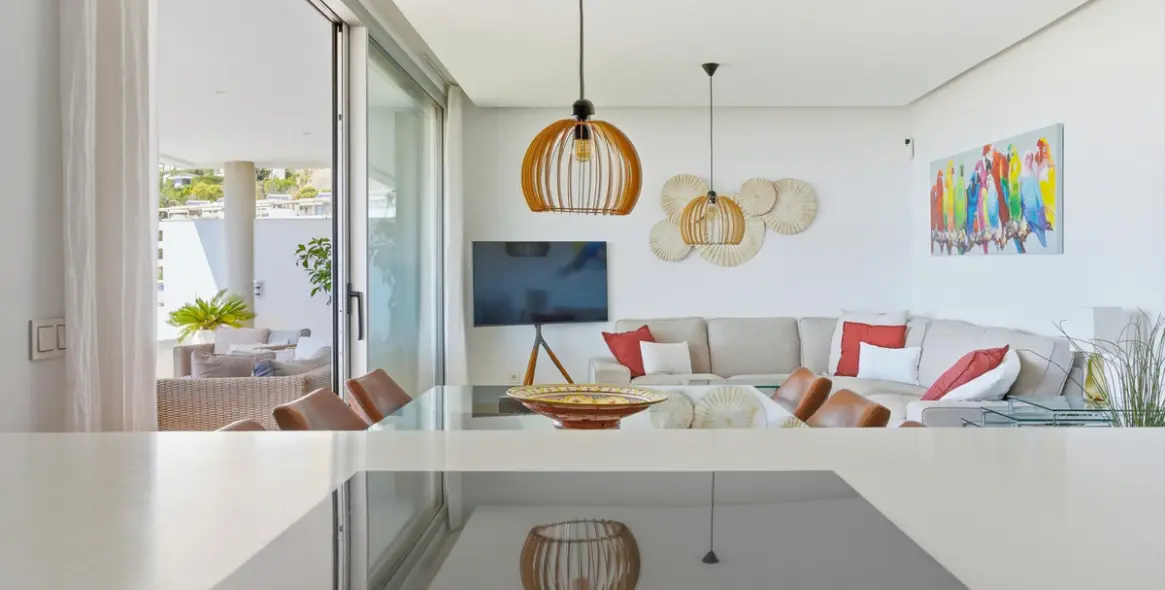 Sale of middle floor apartment in Benahavís 8