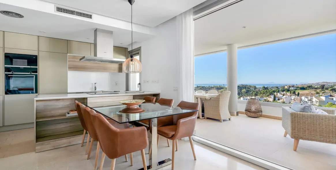 Sale of middle floor apartment in Benahavís 10