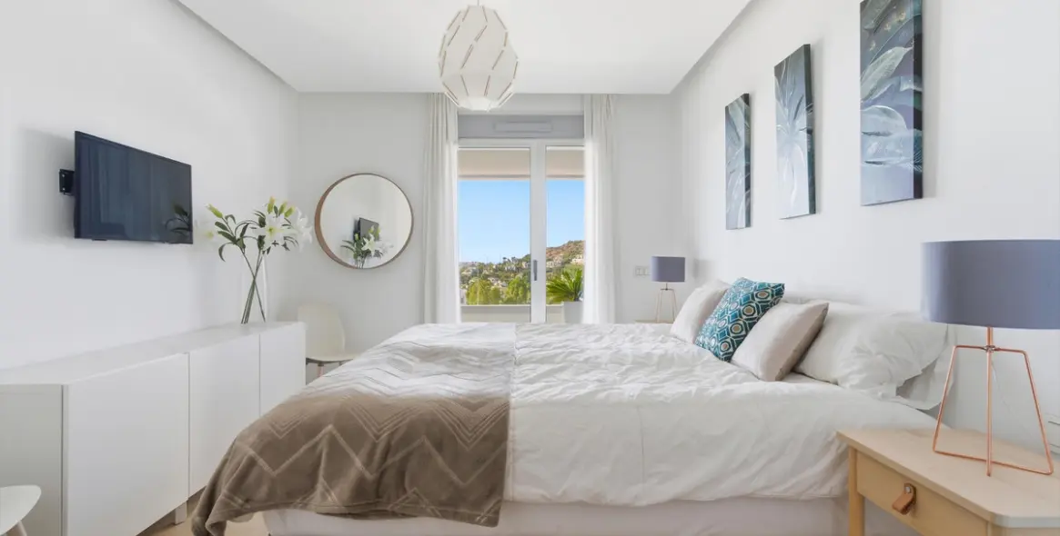 Sale of middle floor apartment in Benahavís 11