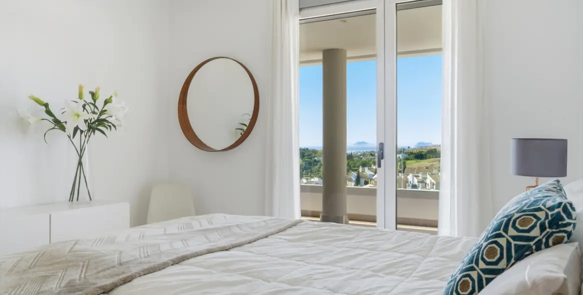 Sale of middle floor apartment in Benahavís 12