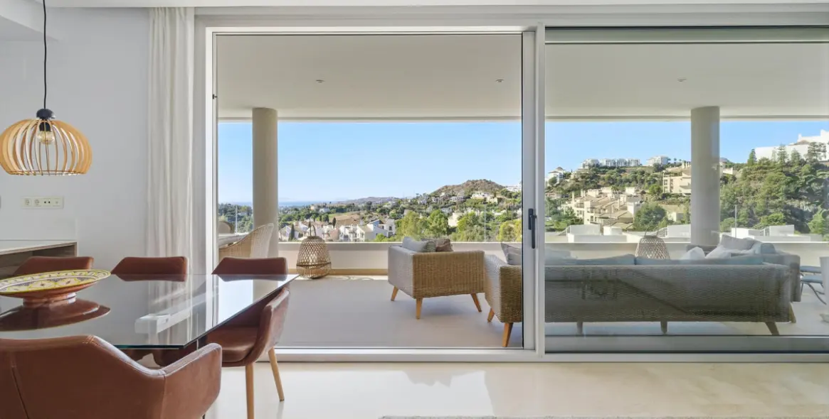 Sale of middle floor apartment in Benahavís 18