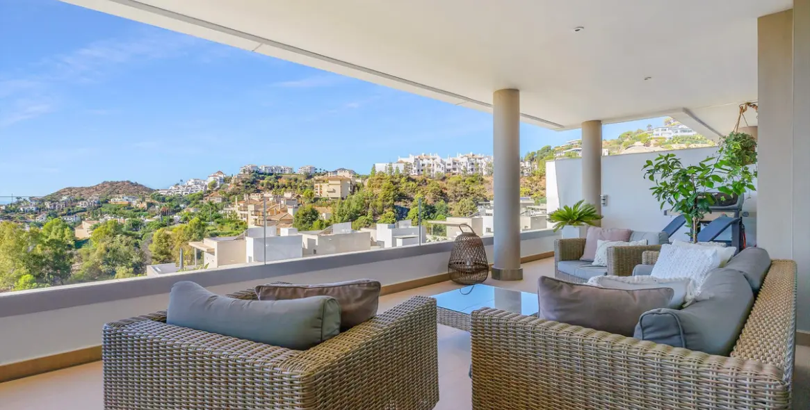 Sale of middle floor apartment in Benahavís 19