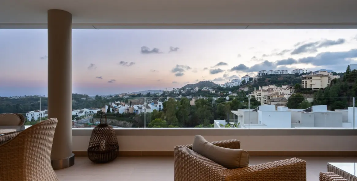 Sale of middle floor apartment in Benahavís 24