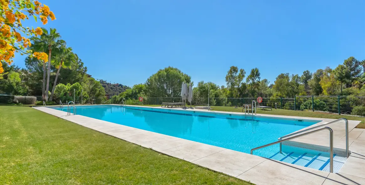 Sale of middle floor apartment in Benahavís 27