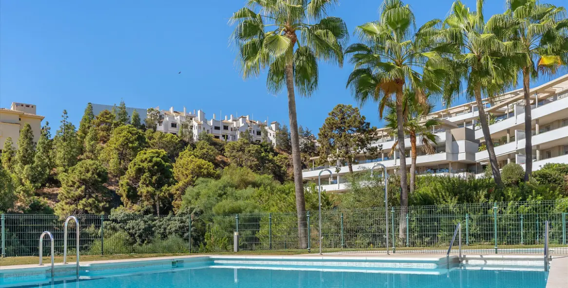 Sale of middle floor apartment in Benahavís 28