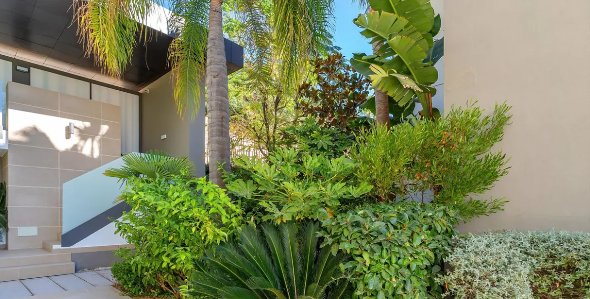 Sale of middle floor apartment in Benahavís 32