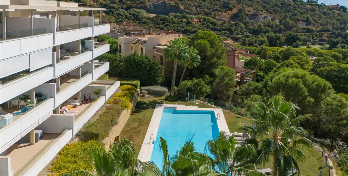 Sale of middle floor apartment in Benahavís 33