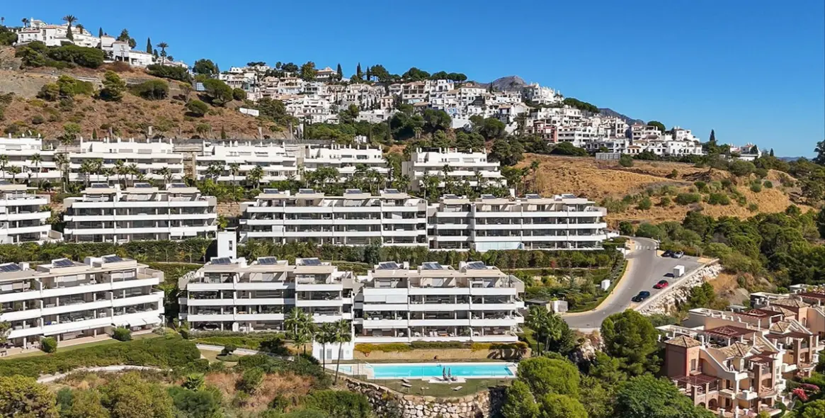 Sale of middle floor apartment in Benahavís 34