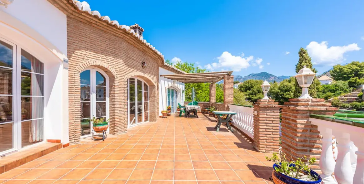 Продажа  отдельно стоящей виллы в Nerja 18
