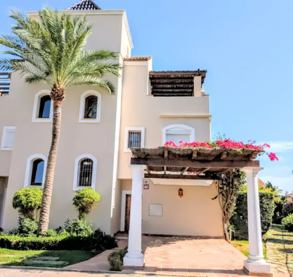 Продажа дома на две семьи в El Paraiso