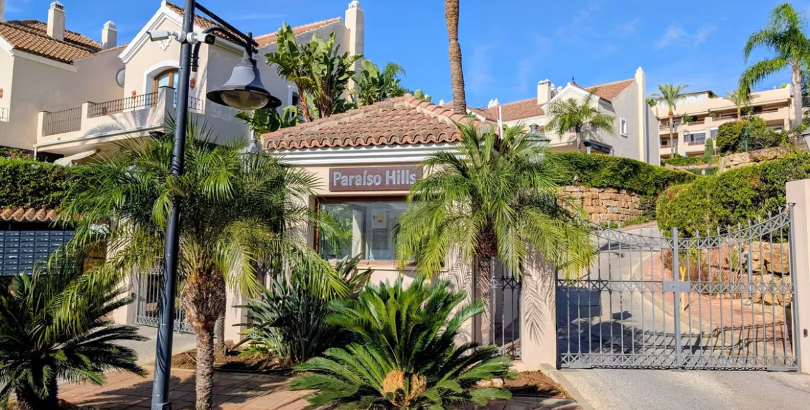 Продажа дома на две семьи в El Paraiso 2