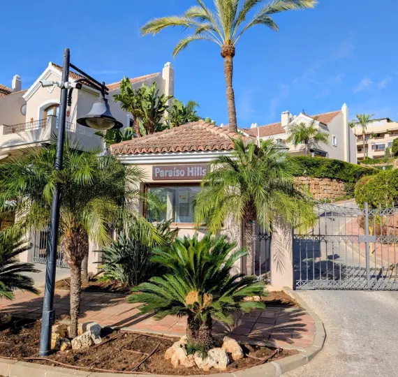 Продажа дома на две семьи в El Paraiso