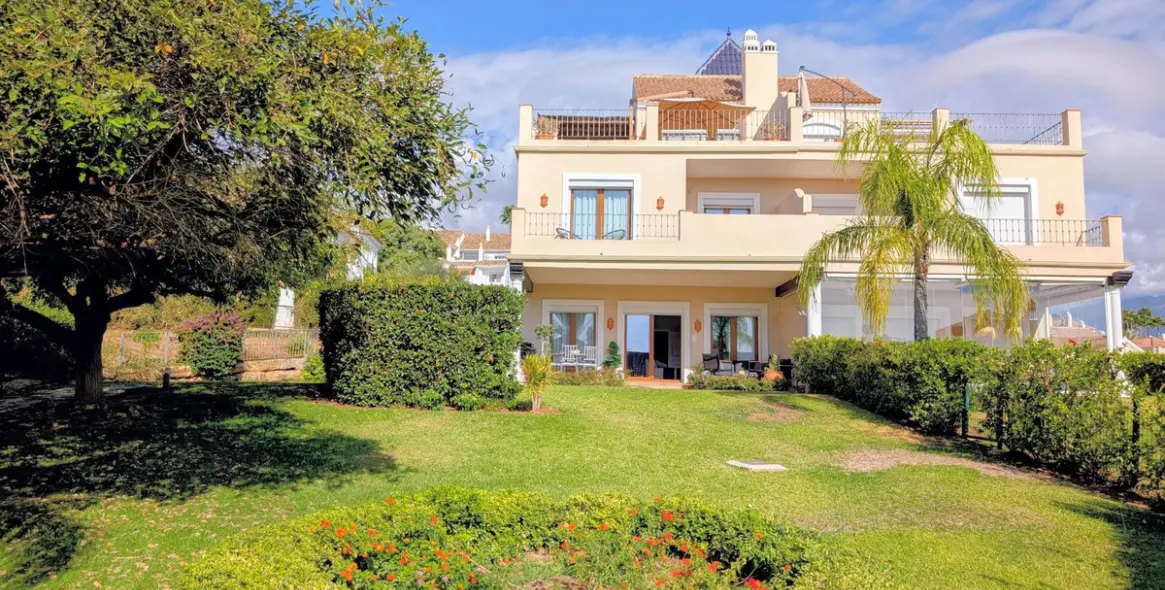 Продажа дома на две семьи в El Paraiso 3