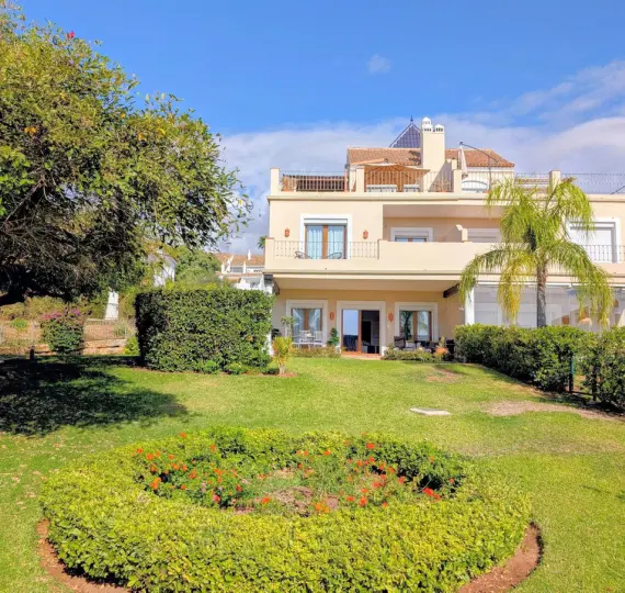 Продажа дома на две семьи в El Paraiso