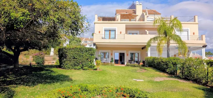 Продажа дома на две семьи в El Paraiso 2