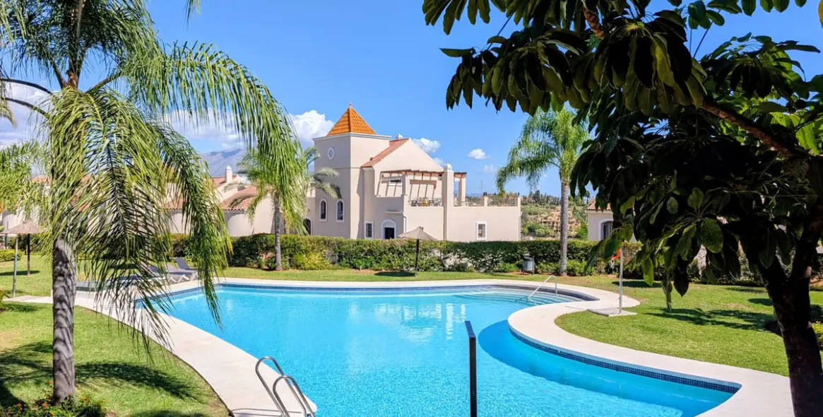 Продажа дома на две семьи в El Paraiso 4