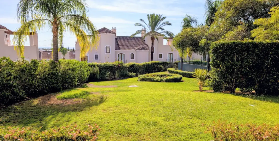 Продажа дома на две семьи в El Paraiso 10