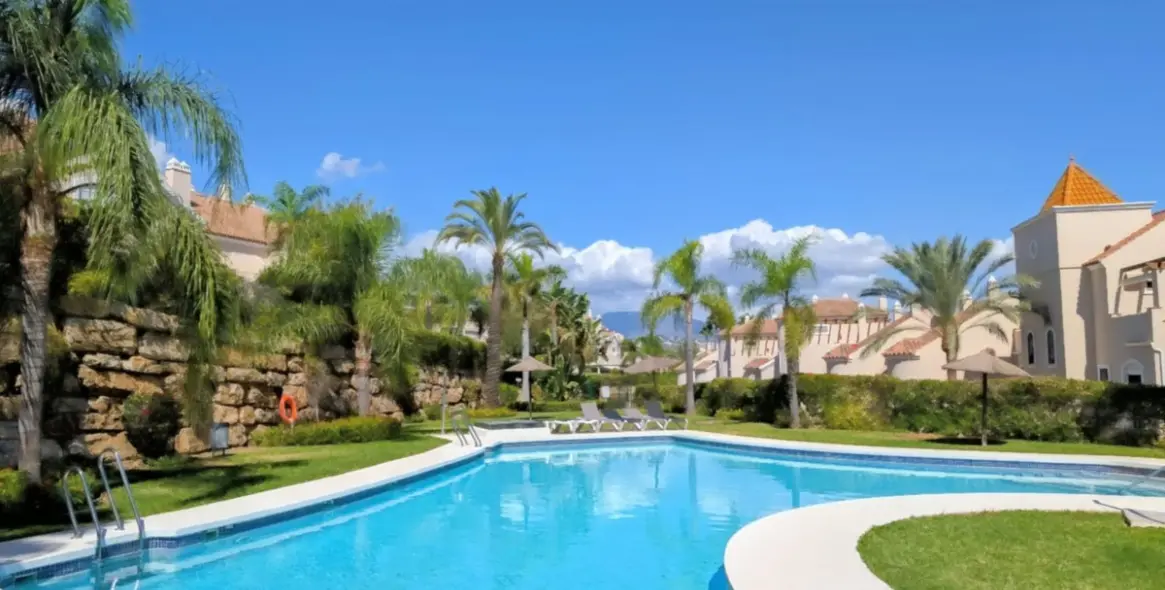 Продажа дома на две семьи в El Paraiso 13