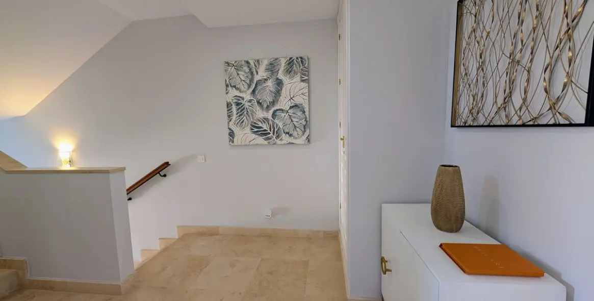 Продажа дома на две семьи в El Paraiso 24