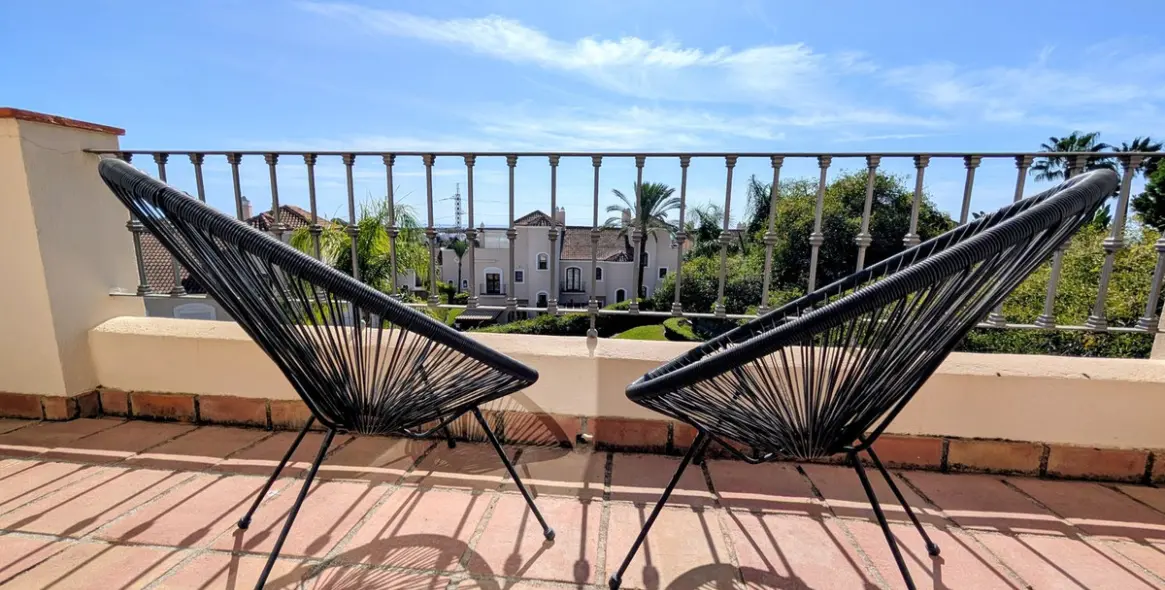 Продажа дома на две семьи в El Paraiso 25