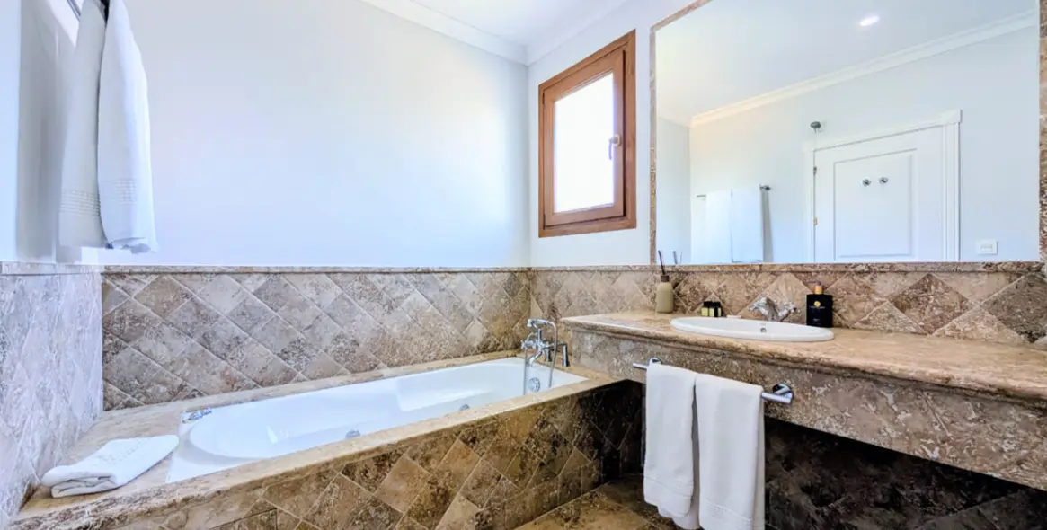 Продажа дома на две семьи в El Paraiso 28